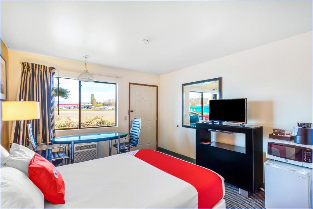 Ein Bett oder Betten in einem Zimmer der Unterkunft Arlington Motor Inn