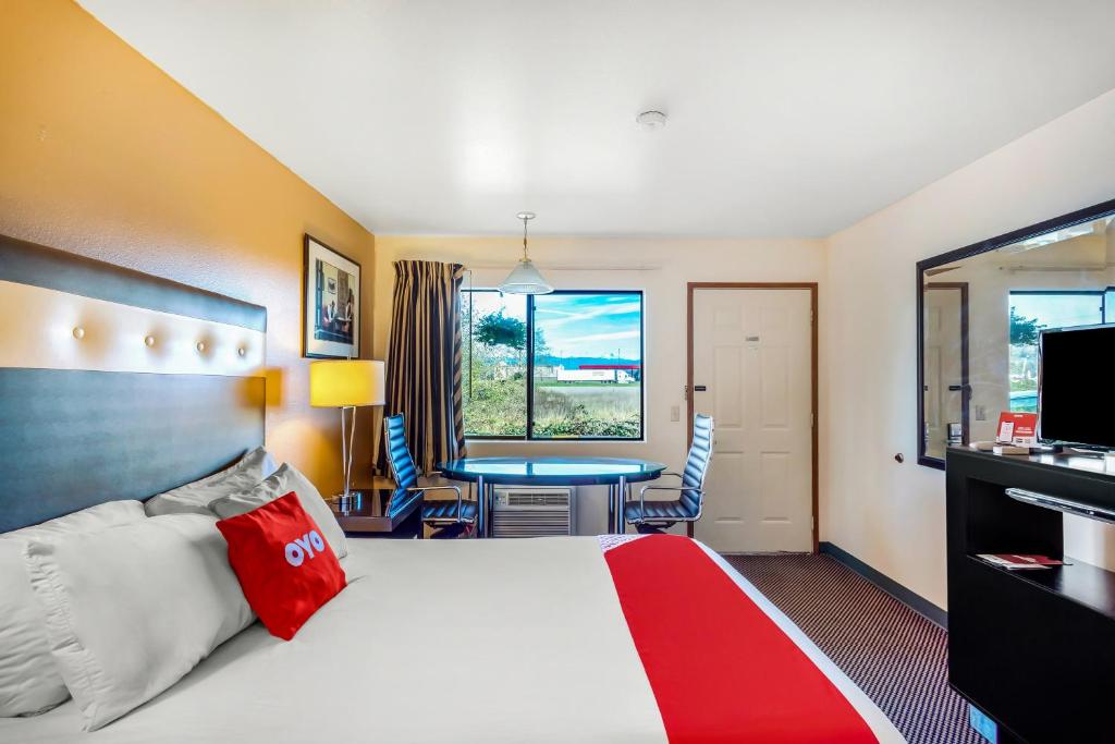 Ein Bett oder Betten in einem Zimmer der Unterkunft Arlington Motor Inn