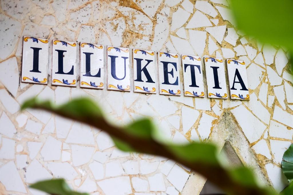 烏納瓦圖納的住宿－盧克提亞阿帕別墅酒店，墙上的标牌,上面写着“liliilli”字