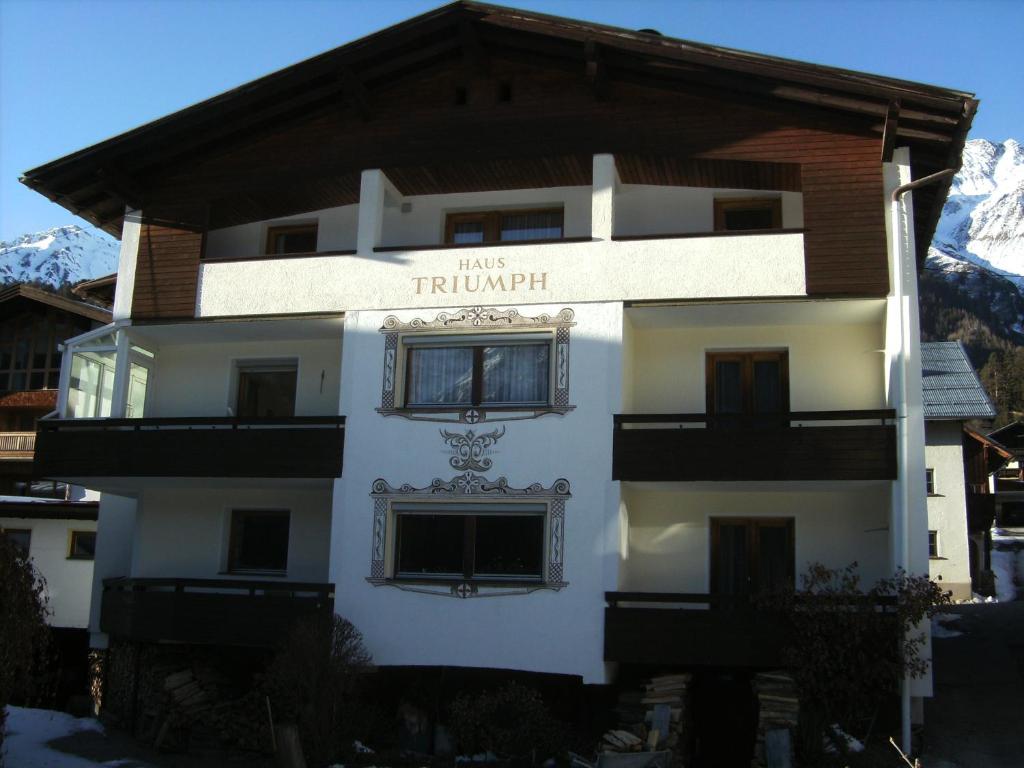 Un bâtiment avec un signe qui dit triomphe dans l'établissement Haus Triumph, à Pettneu am Arlberg