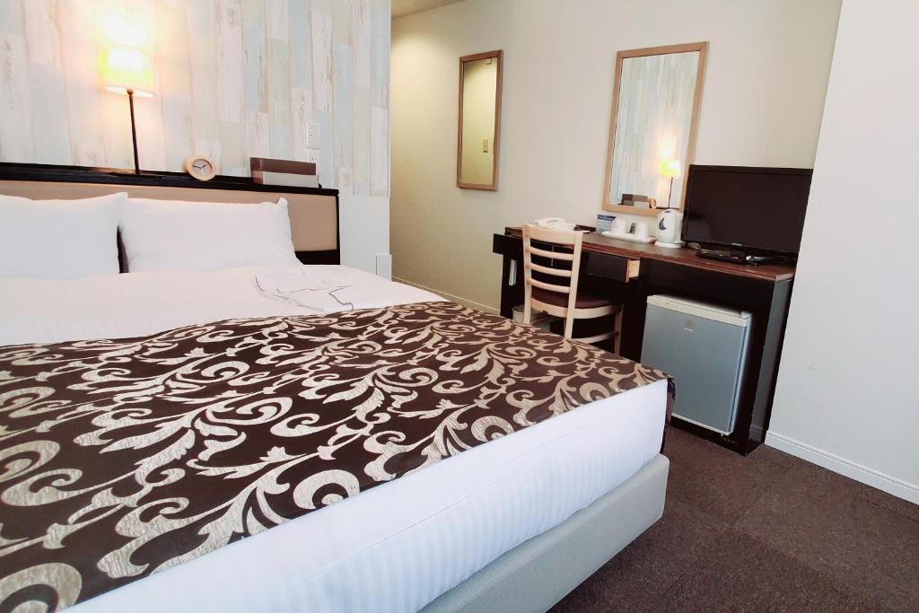 Postel nebo postele na pokoji v ubytování Tachikawa Regent Hotel
