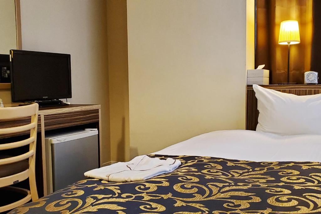 Postel nebo postele na pokoji v ubytování Tachikawa Regent Hotel