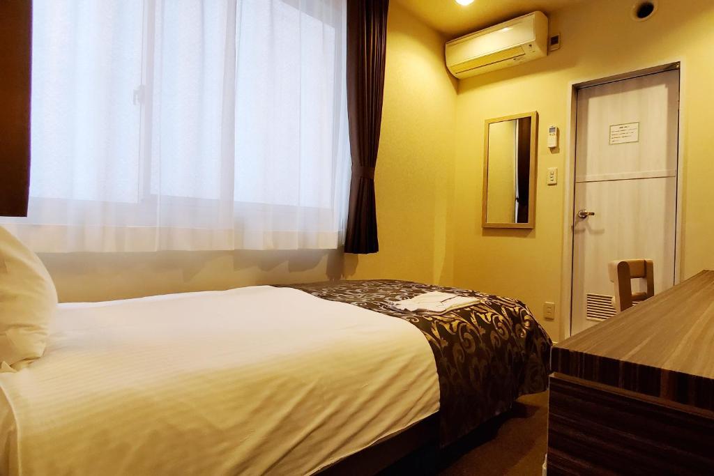 Postel nebo postele na pokoji v ubytování Tachikawa Regent Hotel