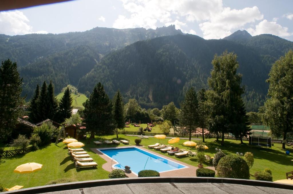 Nespecifikovaný výhled na hory nebo výhled na hory při pohledu z hotelu