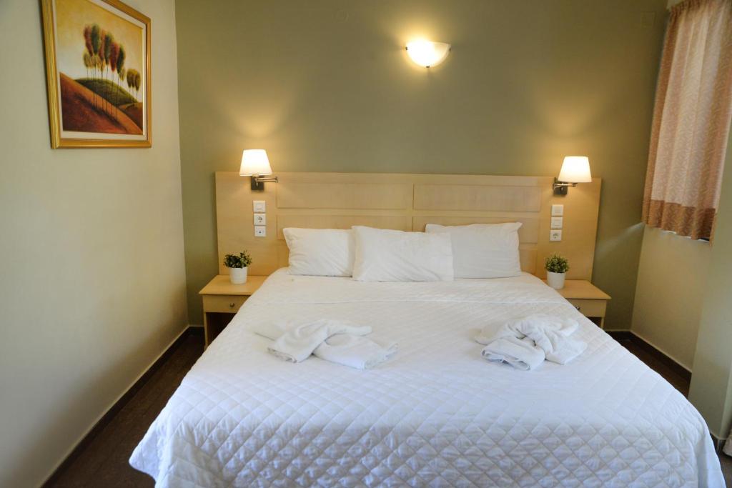 Postel nebo postele na pokoji v ubytování MASSOURI BEACH HOTEL
