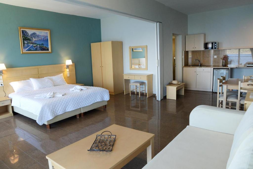 Postel nebo postele na pokoji v ubytování MASSOURI BEACH HOTEL