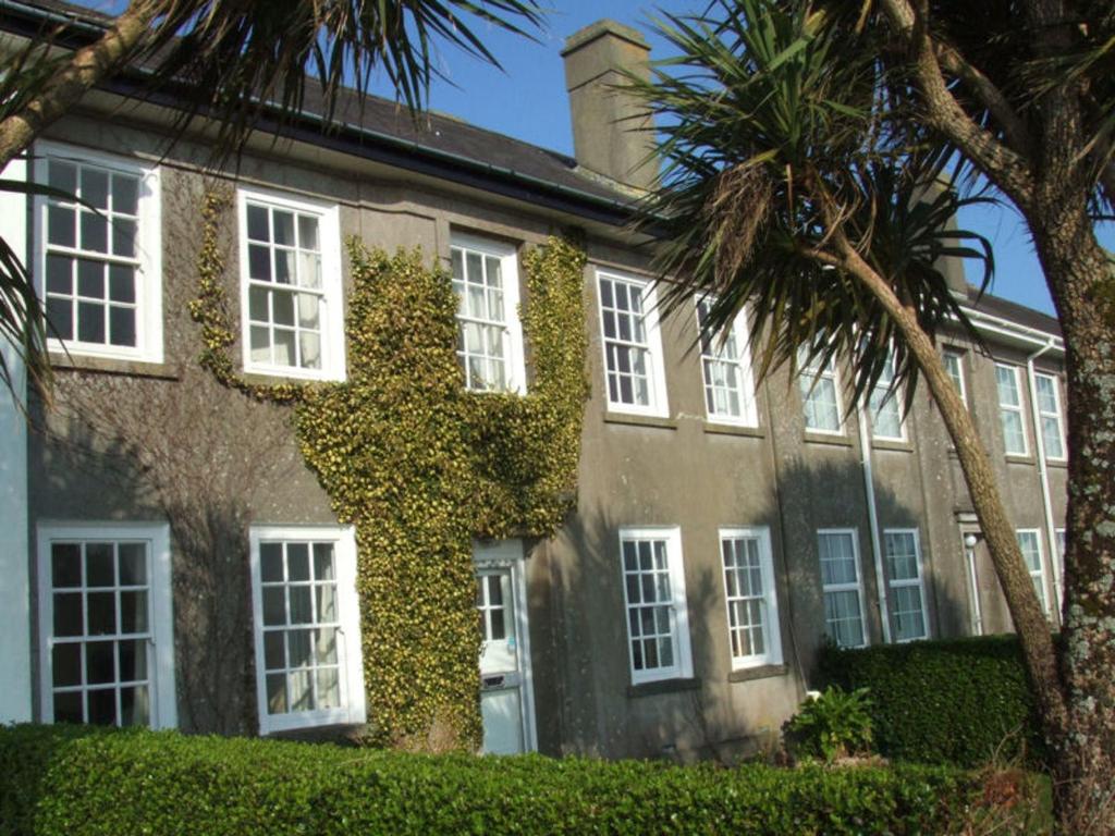 a house with ivy growing on the side of it at Ivy House Holiday Home in Valentia Island