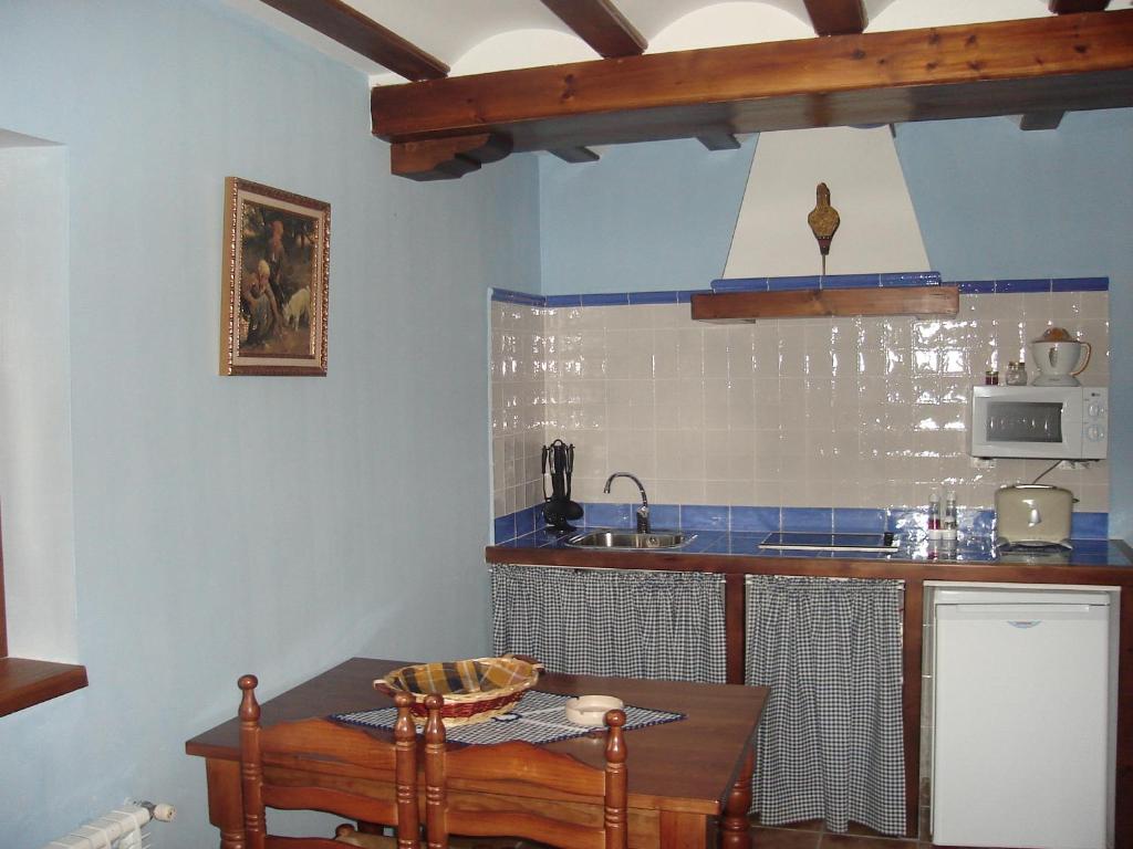 cocina con mesa pequeña y fregadero en La Insula de Castilnuevo, en Castilnuevo