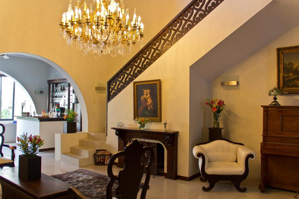 瓜達拉哈拉的住宿－麥當娜拉普羅維登斯酒店，一间带楼梯和吊灯的客厅