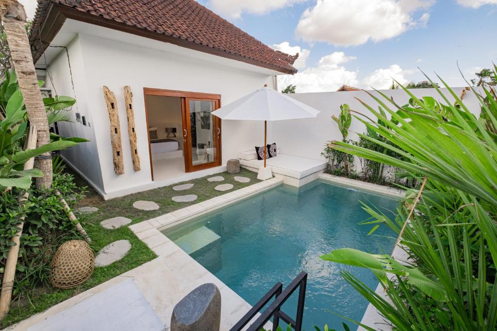 una piscina nel cortile di una villa di Luxury 2 bedrooms villa Putih Pererenan a Canggu