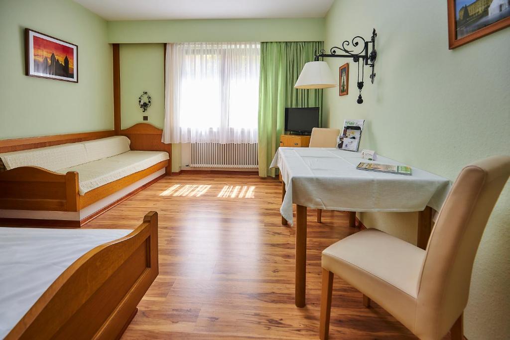 Postel nebo postele na pokoji v ubytování Flair-Hotel Zum Benediktiner