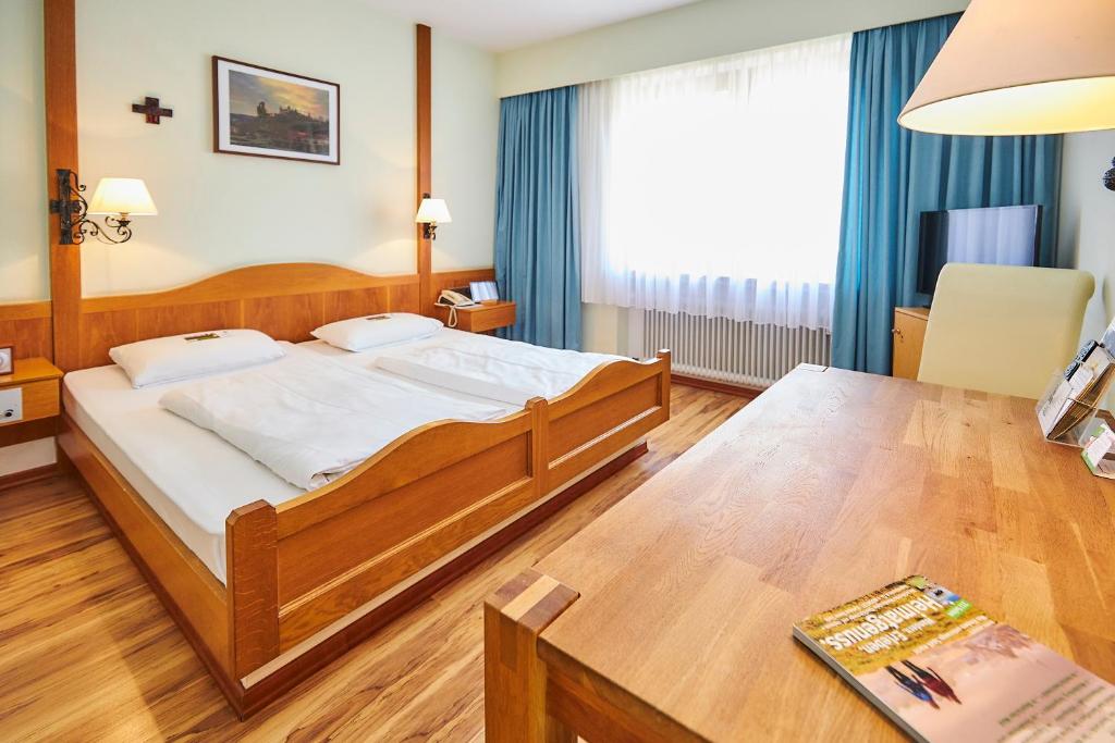 Postel nebo postele na pokoji v ubytování Flair-Hotel Zum Benediktiner
