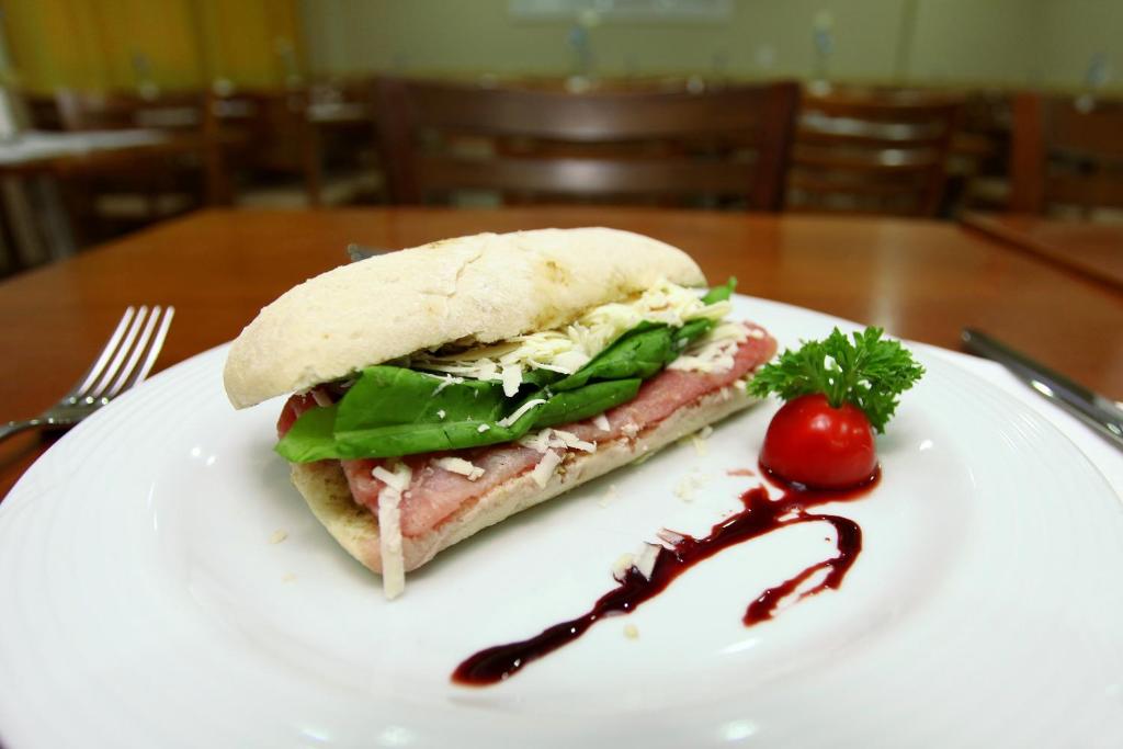 Makanan di atau berdekatan hotel