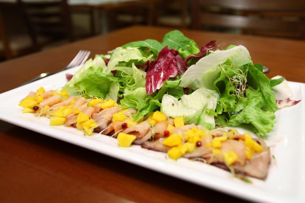 Makanan di atau berdekatan hotel