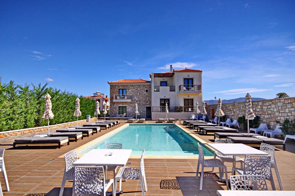 Bazén v ubytování Elafonisos Resort nebo v jeho okolí