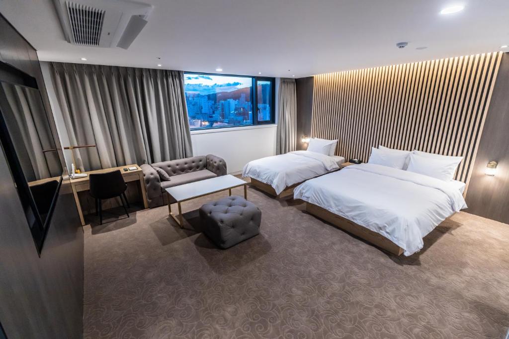 Postel nebo postele na pokoji v ubytování Ashton Hotel