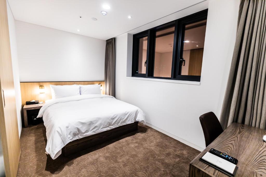 Postel nebo postele na pokoji v ubytování Ashton Hotel