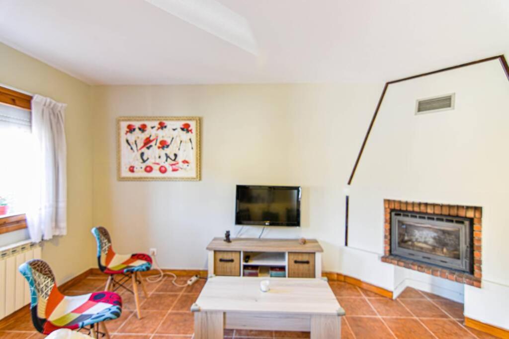 TV a/nebo společenská místnost v ubytování Nuevo - Cómodo y coqueto chalet con jardín en Argoños