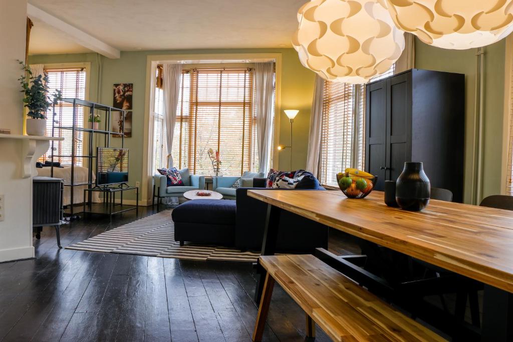 sala de estar con mesa y sofá en Stylish City apartments Middelburg en Middelburg