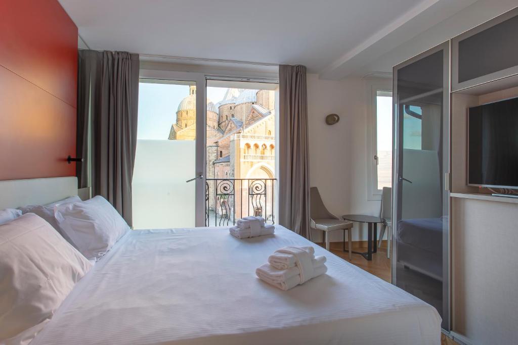 Postel nebo postele na pokoji v ubytování Padova Suites C20