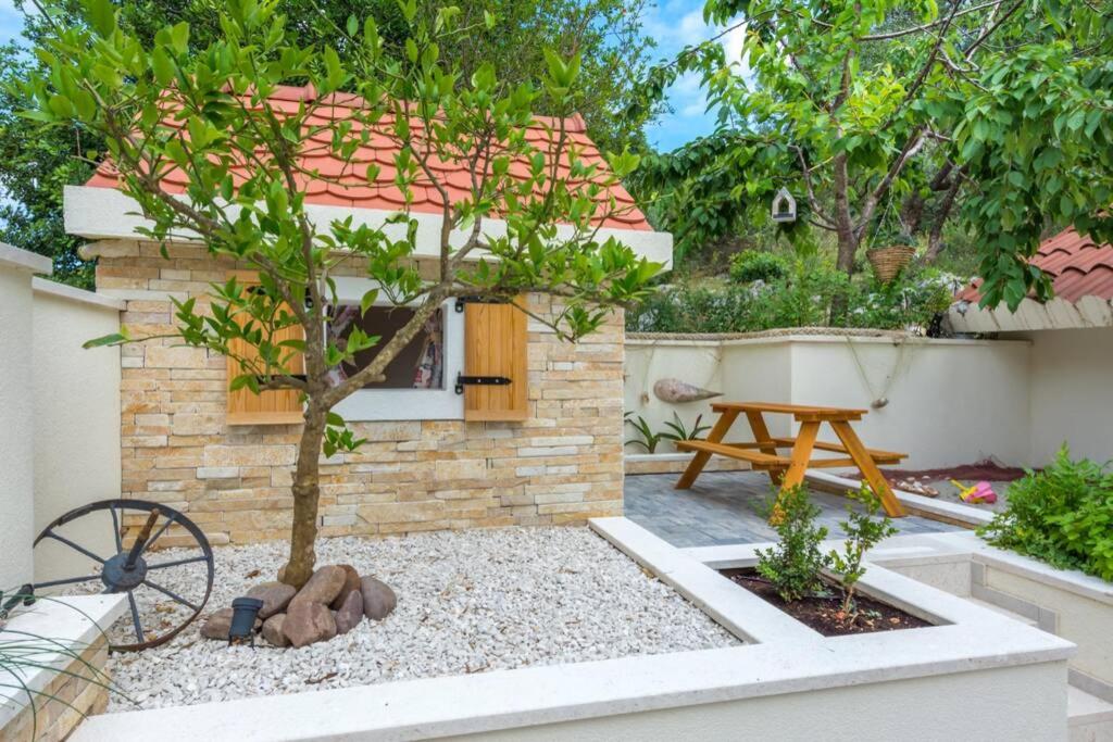 Vonkajšia záhrada v ubytovaní Villa Lipovac Trogir
