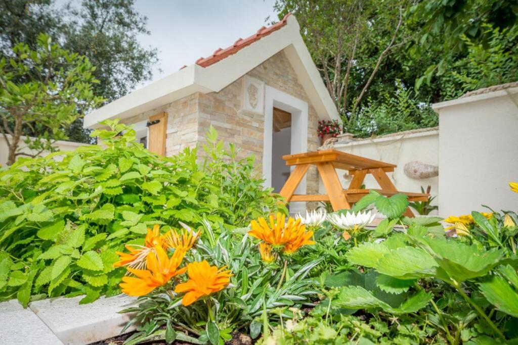 Vonkajšia záhrada v ubytovaní Villa Lipovac Trogir