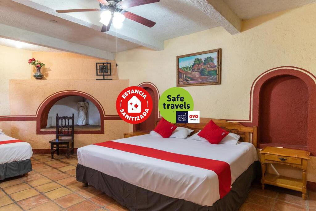 Hacienda Del Angel في باراس دي لا فونتي: غرفة فندق بسرير كبير عليها لافتة