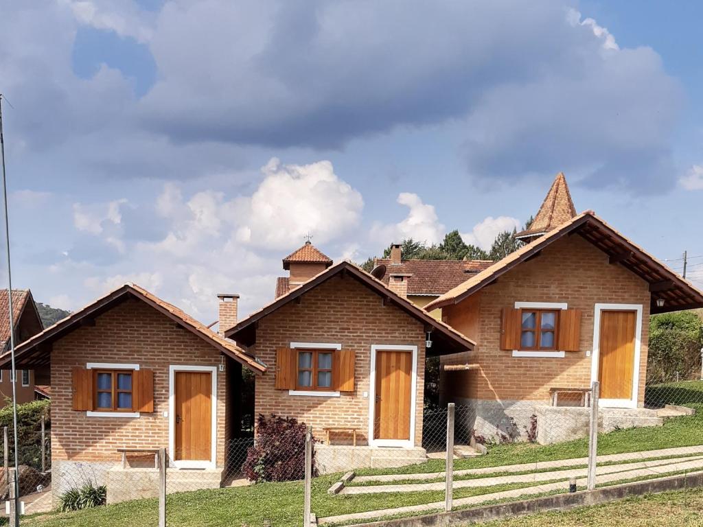 uma casa com tijolos castanhos em Estalagem Do Luar em Monte Verde