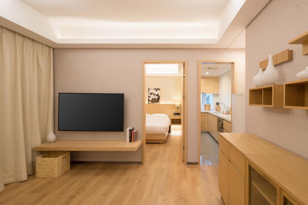 TV a/nebo společenská místnost v ubytování 广州友和酒店Yuwa Hotel-Free Shuttle Bus to Canton Fair Complex DuringCanton Fair Period