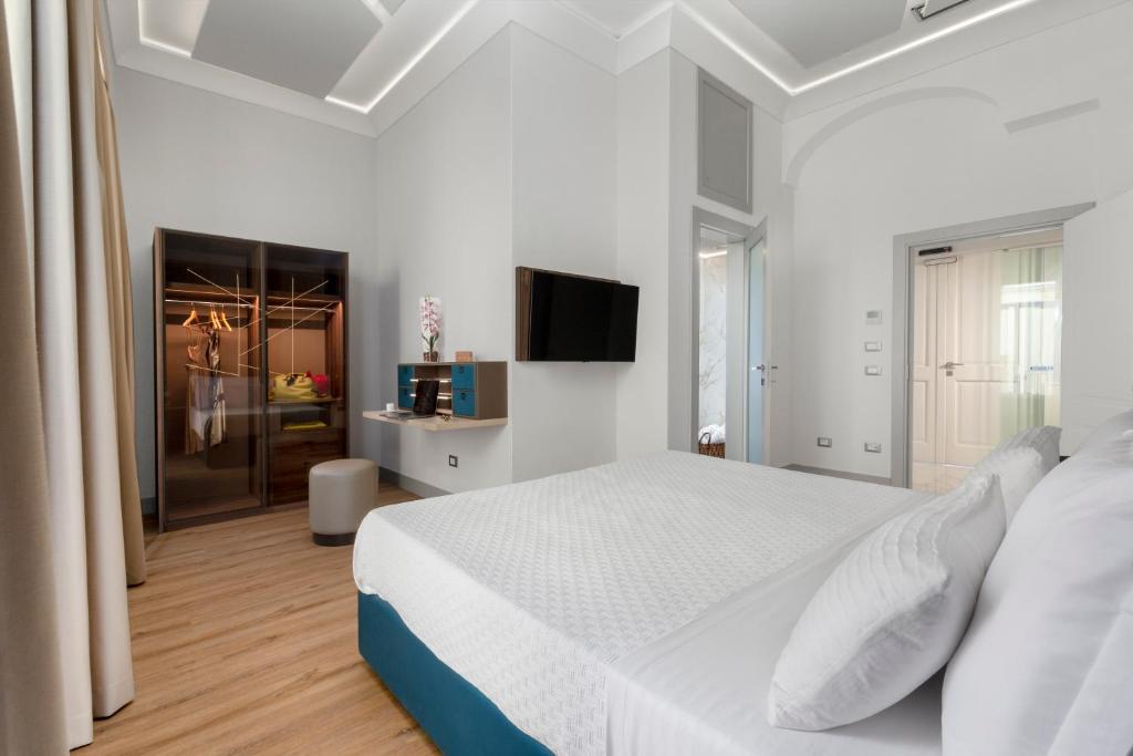 Postel nebo postele na pokoji v ubytování Elys Suites