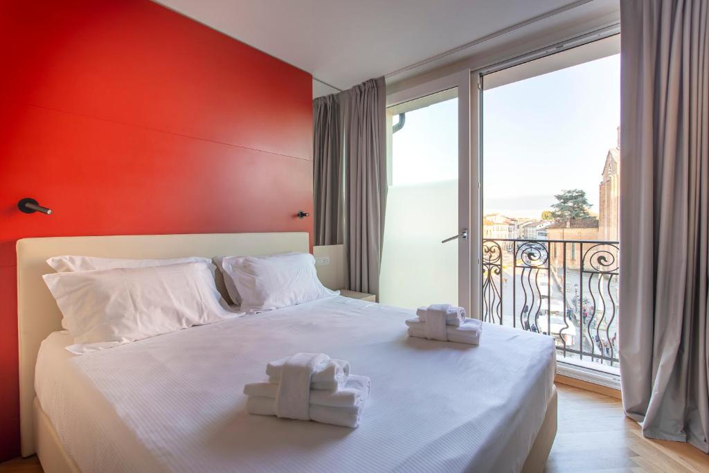 Postel nebo postele na pokoji v ubytování Padova Suites C20