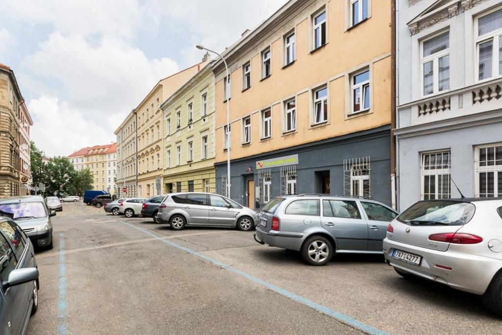 Una fila de autos estacionados en una calle de la ciudad en Easy Housing, en Praga