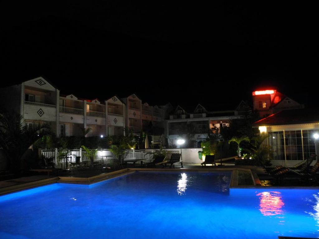Bazén v ubytování Hotel Des Neiges nebo v jeho okolí
