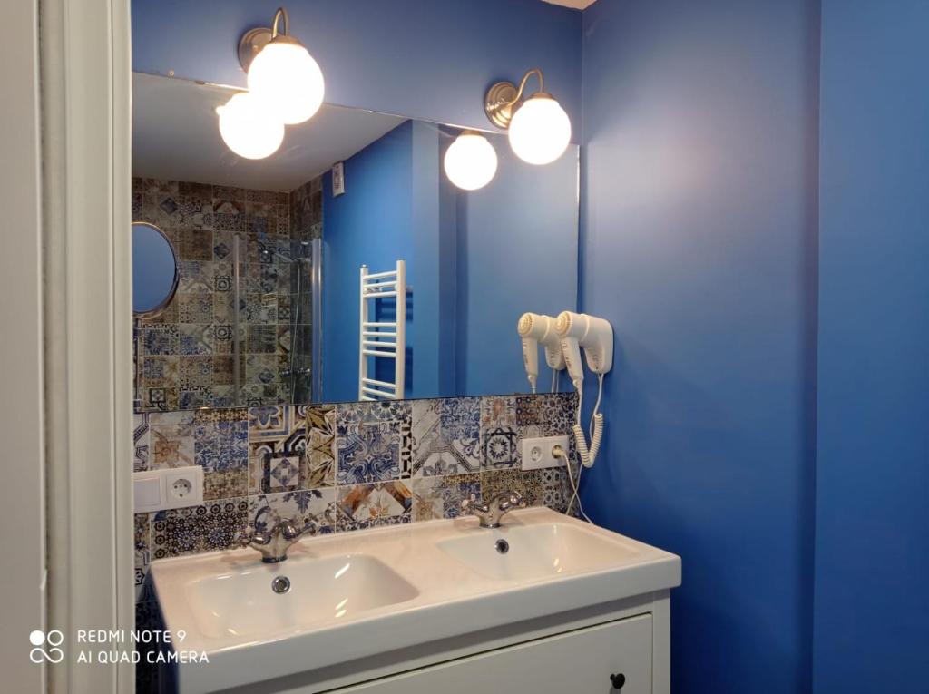 un baño con lavabo y espejo en Finca La Favorita- Suites, en Constantina