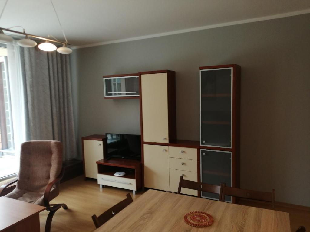 Televízia a/alebo spoločenská miestnosť v ubytovaní Apartament Słoneczny