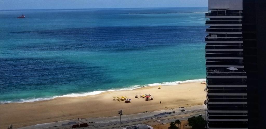 eine Luftansicht auf einen Strand und das Meer in der Unterkunft Beira mar Meireles a um passo do mar in Fortaleza