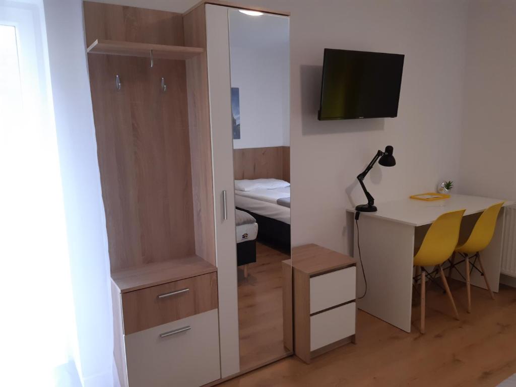 Televízia a/alebo spoločenská miestnosť v ubytovaní SZWEDZKA22 PL Premium Rooms