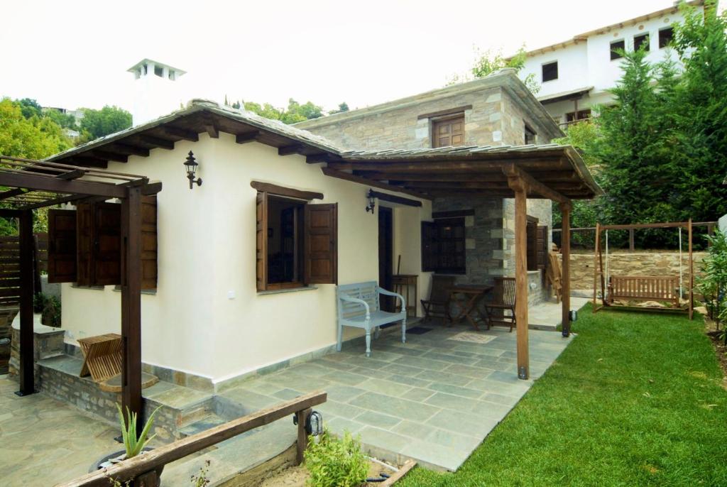 Casa pequeña con patio en Great Pelion Villa Villa Stone House 2 bedrooms Sea View Aghios Georgios en Pilion