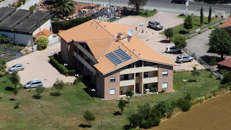 - une vue aérienne sur une maison dotée d'un toit solaire dans l'établissement RTA Martin Pescatore, à Grosseto