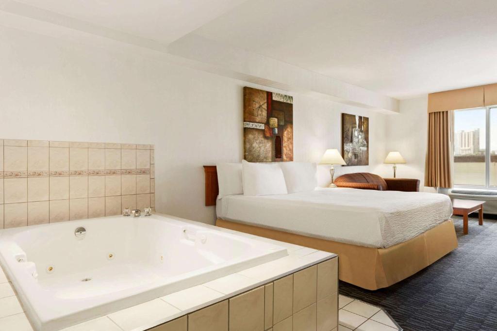 Days Inn by Wyndham Niagara Falls Centre St By the Falls - Resim 18