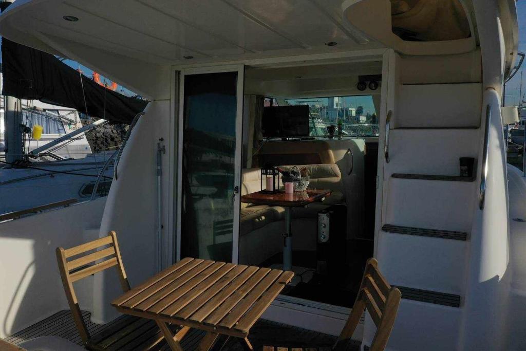 uma mesa e cadeiras sentadas dentro de um trailer em Yate de lujo en getxo Luxury yacht in Getxo em Getxo