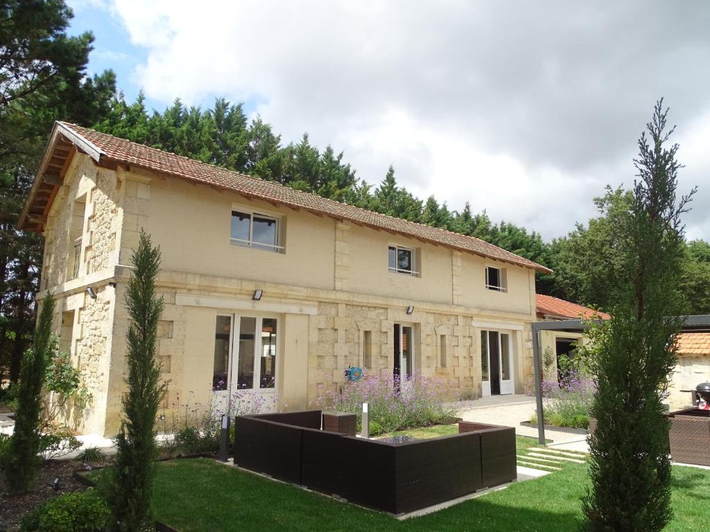 een huis met een tuin ervoor bij Gite sauna piscine Château Lacroixdecivrac 4 étoiles, 3 ch, 7 pers in Civrac-de-Blaye