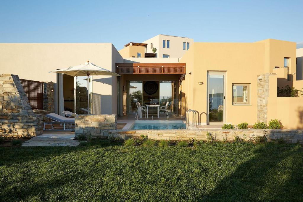 dom z patio i basenem w obiekcie Eagles Villas Halkidiki Ocean One Bedroom Pool Villa With Private Garden w mieście Uranupoli