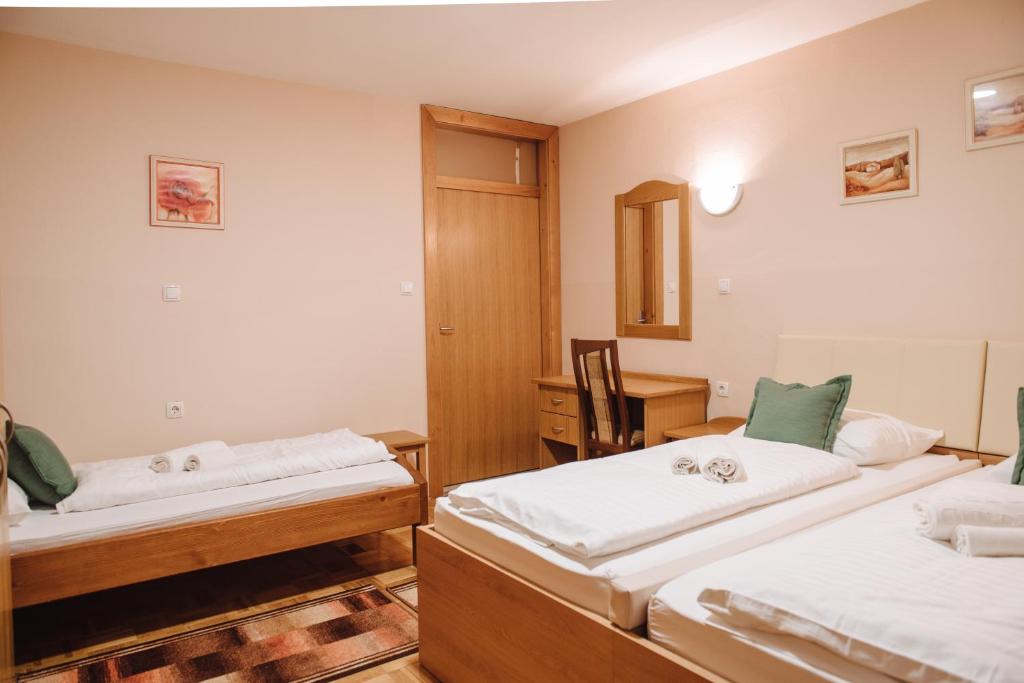 Postel nebo postele na pokoji v ubytování Gostisce Ulipi