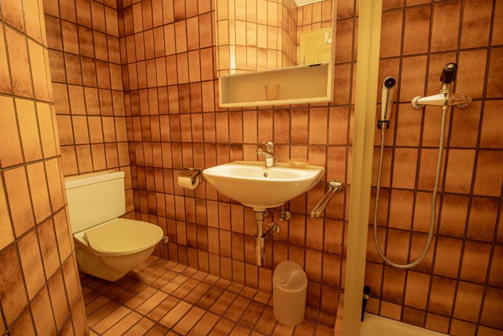 Koupelna v ubytování Rehwiesa 11C by Arosa Holiday