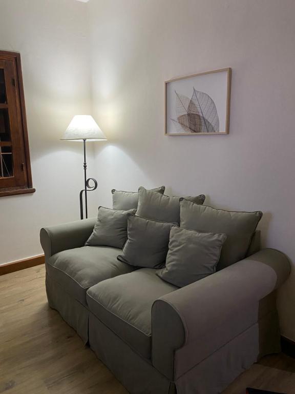 ein Sofa im Wohnzimmer mit Lampe in der Unterkunft Apartamento Completo en el centro de Durazno in Durazno