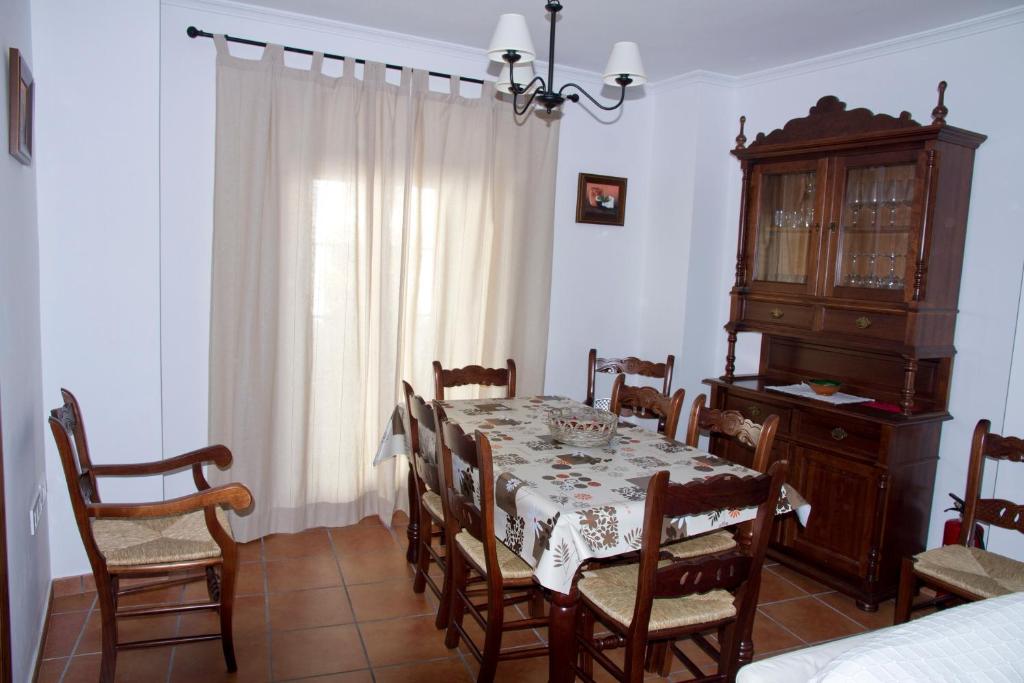 uma sala de jantar com mesa e cadeiras em Rotacapa em Grazalema