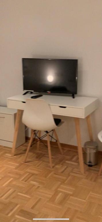 TV a/nebo společenská místnost v ubytování AschaffApartment 4 Schlafzimmer bis 10 Personen bei Aschaffenburg