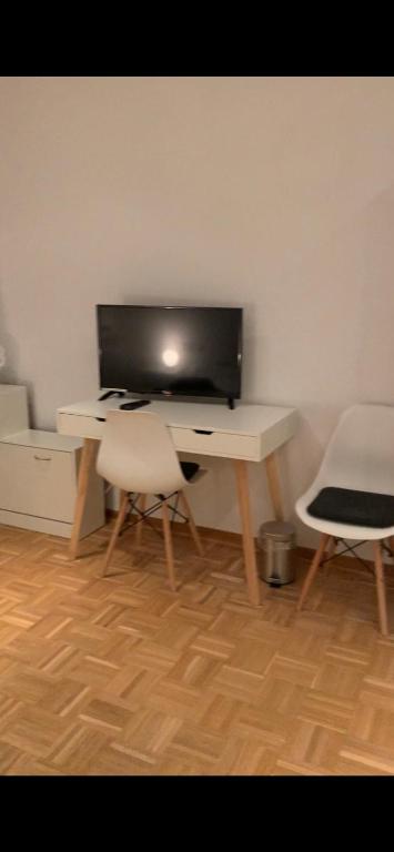 TV a/nebo společenská místnost v ubytování AschaffApartment 4 Schlafzimmer bis 10 Personen bei Aschaffenburg