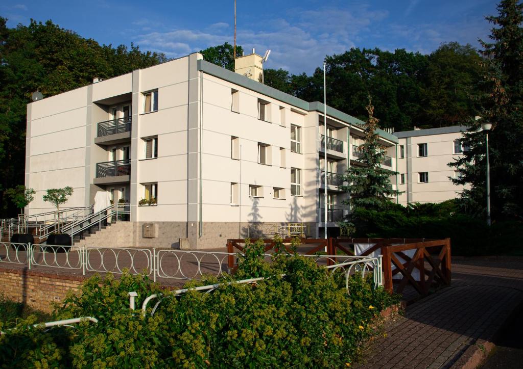 スウビツェにあるOlimpik Parkの白いアパートメントの建物